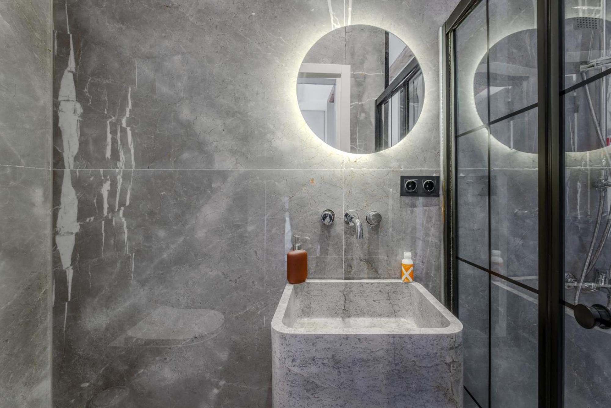Spacious Modern Flat With Balcony 5 Min To Taksim Istanbul