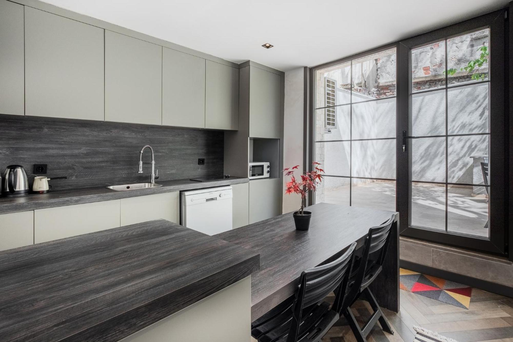 Spacious Modern Flat With Balcony 5 Min To Taksim Apartment