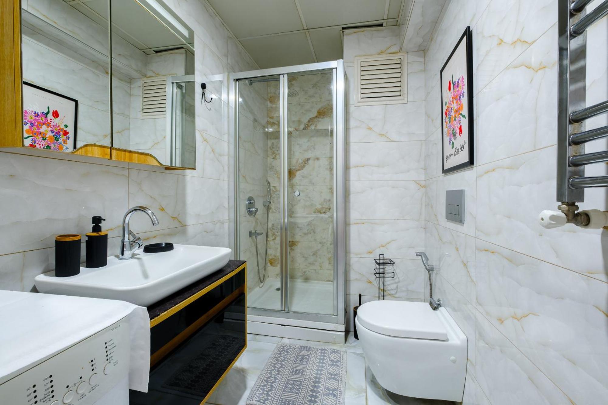 Colorful Flat Near Torium And Beylikduzu Metrobus * Istanbul