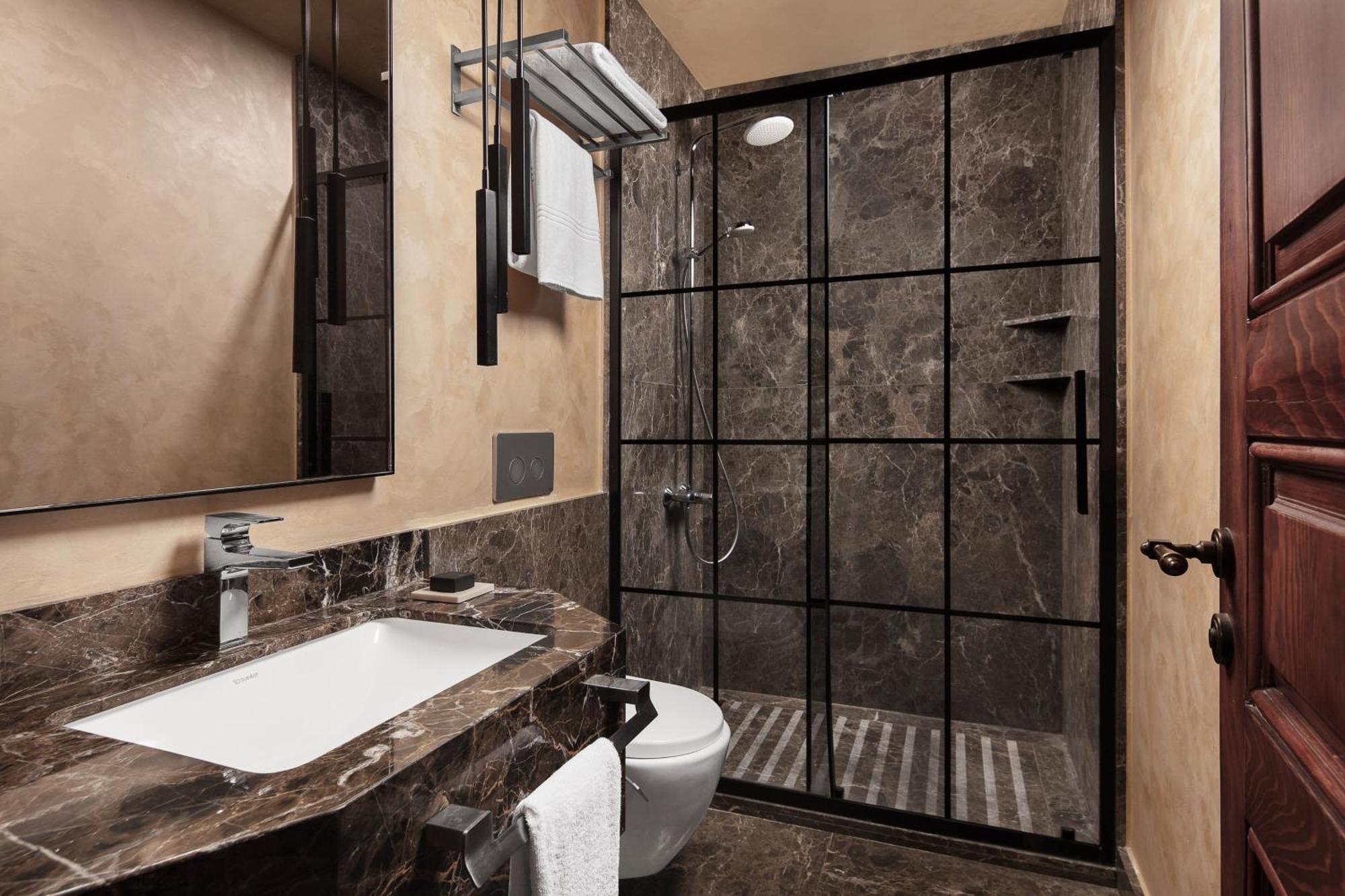 Decamondo Galata, A Tribute Portfolio