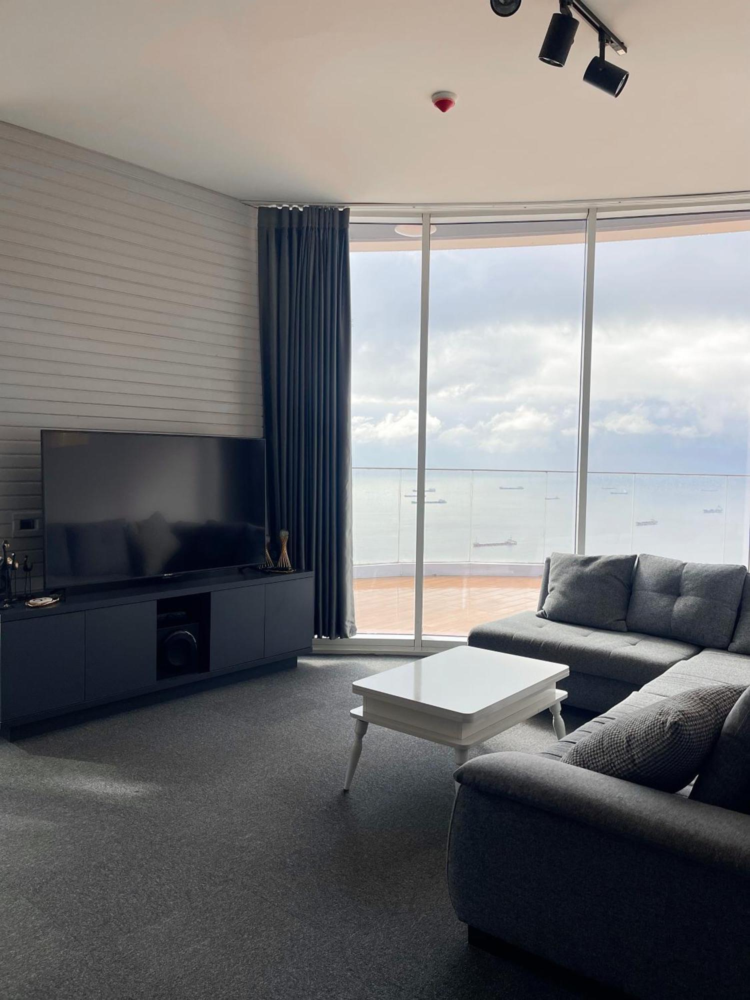 Daire Luxury 2br Terrace&sea View + Shopping Mall İstanbul