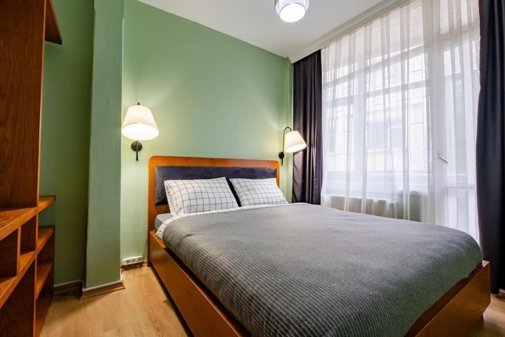 Apartment 3-bedroom Near Taksim Square With Spacious Living *