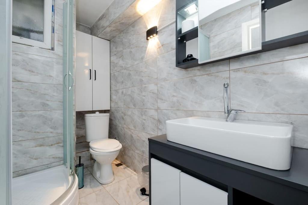 3-bedroom Near Taksim Square With Spacious Living Apartment *