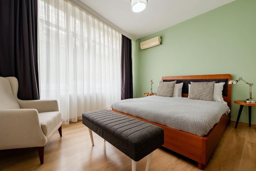3-bedroom Near Taksim Square With Spacious Living *