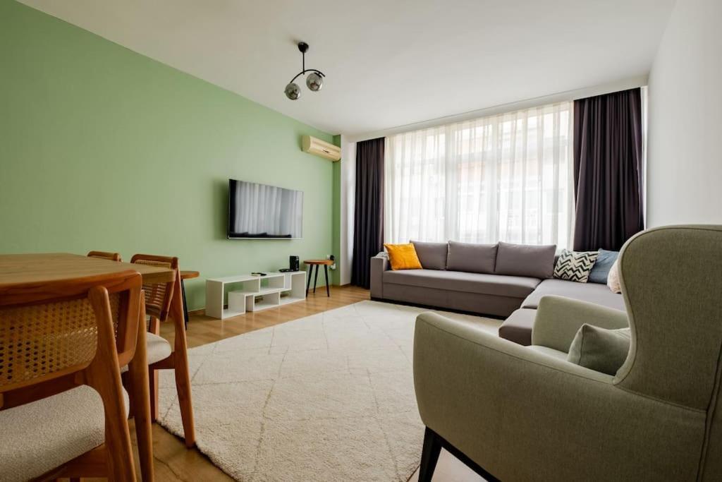 Apartment 3-bedroom Near Taksim Square With Spacious Living *