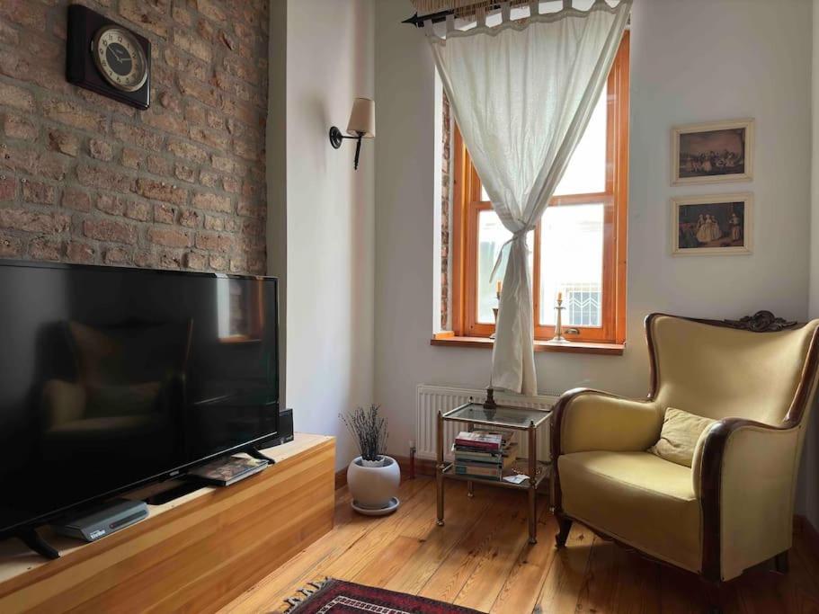 Apartment 2br, 2ba, 2nd Floor Of Historical Building, Galata