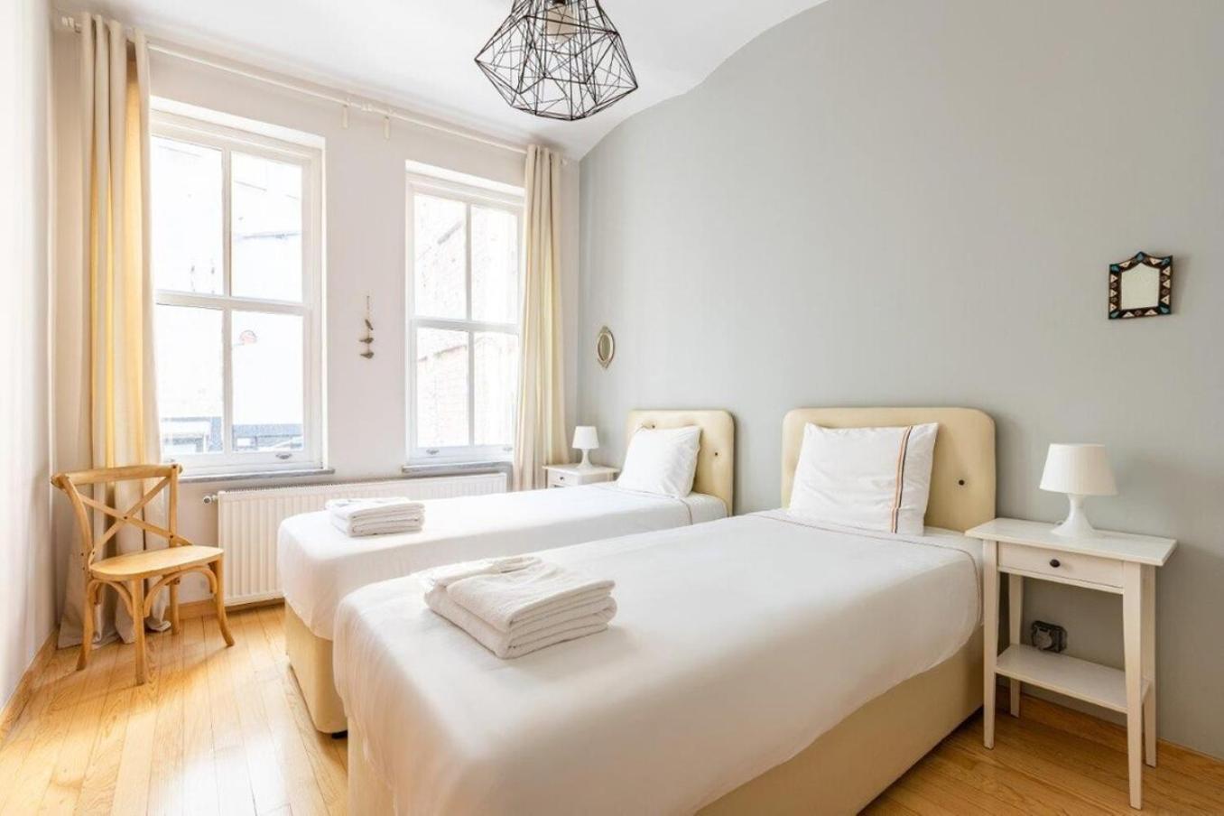 Warm Cozy Charming 2bd2bath Galatatower Gem! #256 Apartment *