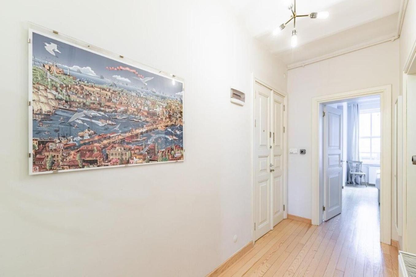 Warm Cozy Charming 2bd2bath Galatatower Gem! #256 *