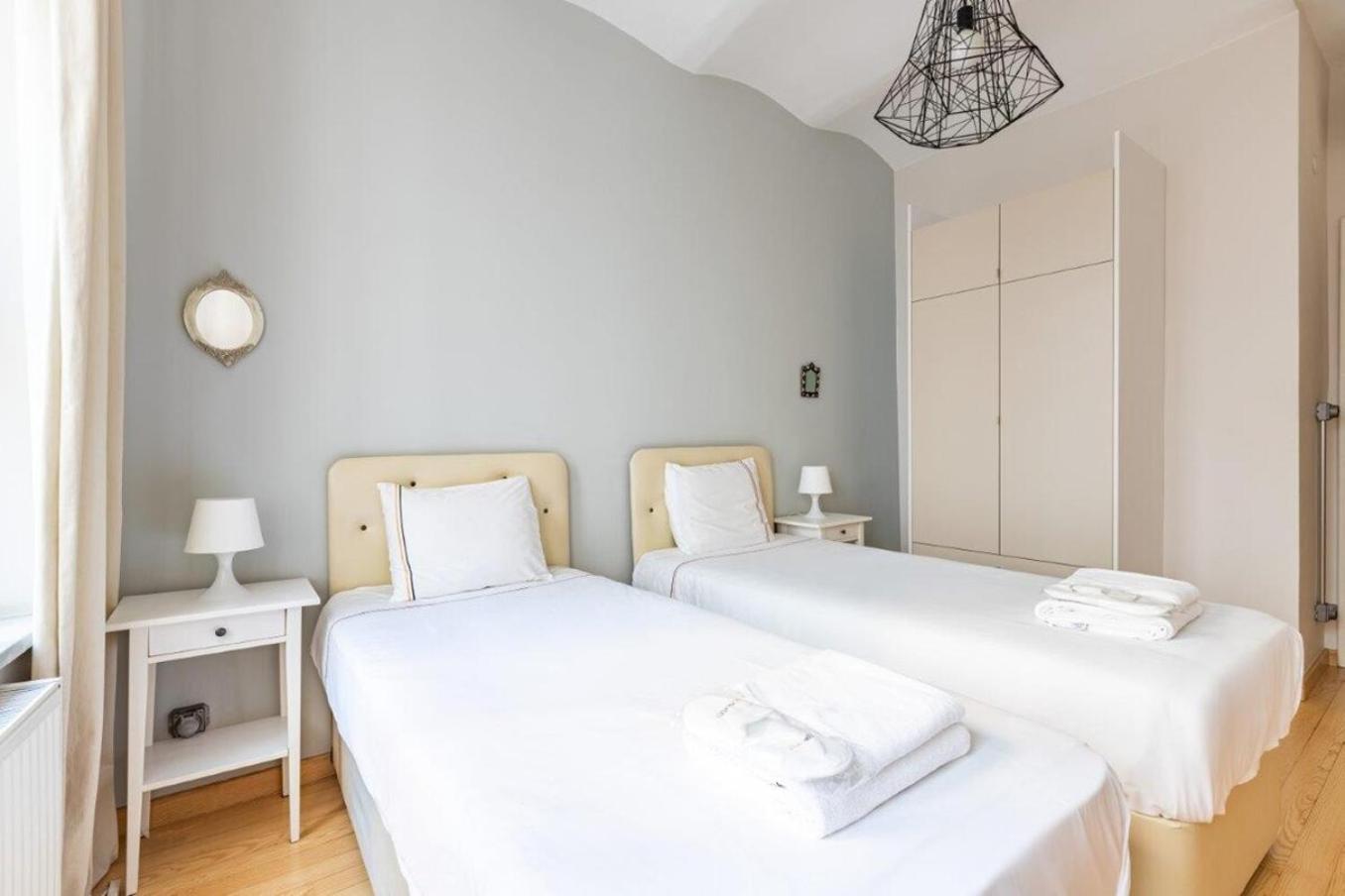Warm Cozy Charming 2bd2bath Galatatower Gem! #256 Apartment *