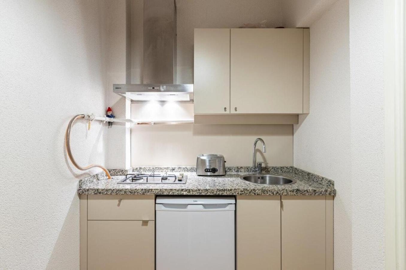 Warm Cozy Charming 2bd2bath Galatatower Gem! #256 Apartment *