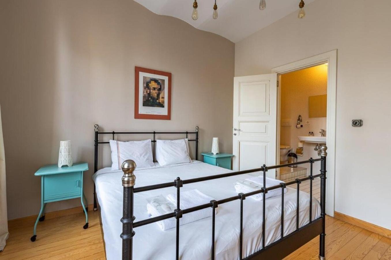 Warm Cozy Charming 2bd2bath Galatatower Gem! #256