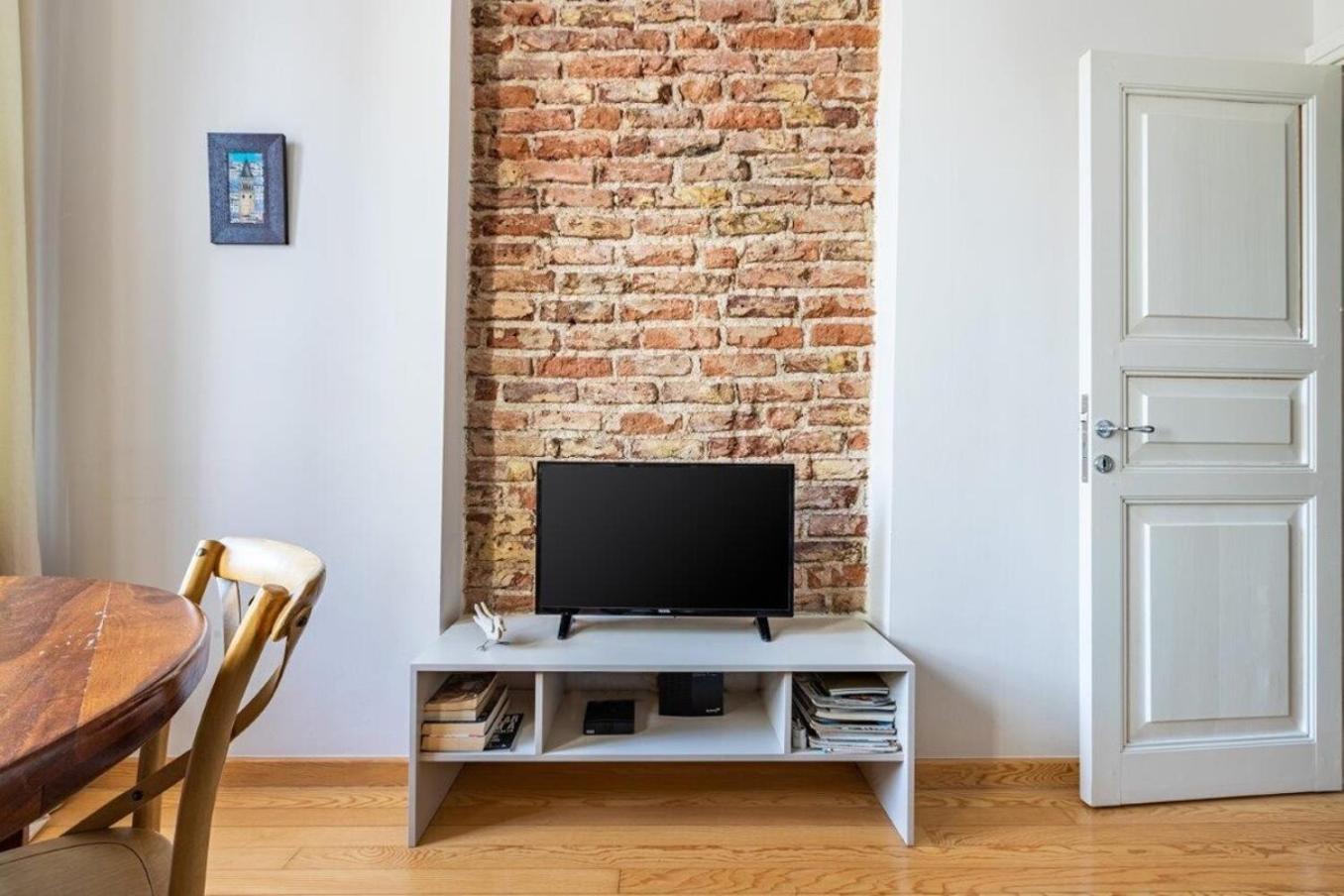 Warm Cozy Charming 2bd2bath Galatatower Gem! #256 Apartment *