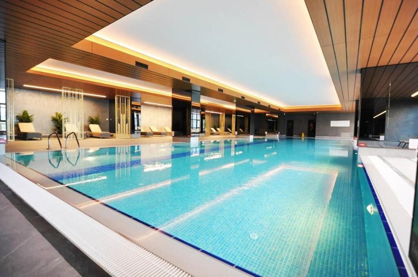 Cozy Bright W Parking, Poolviews! #237 Apartment