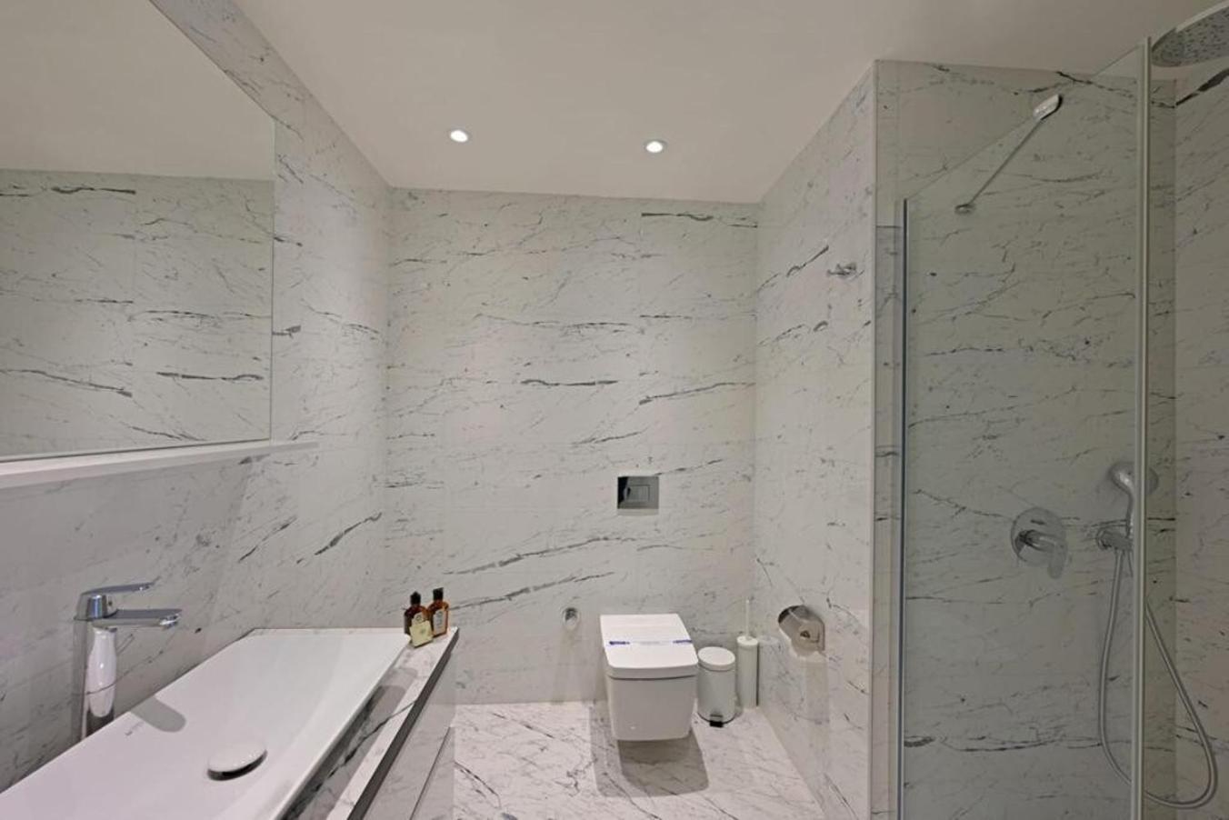 Bright Lovely Modern 2bd25 Poolgym! #220 Holiday home
