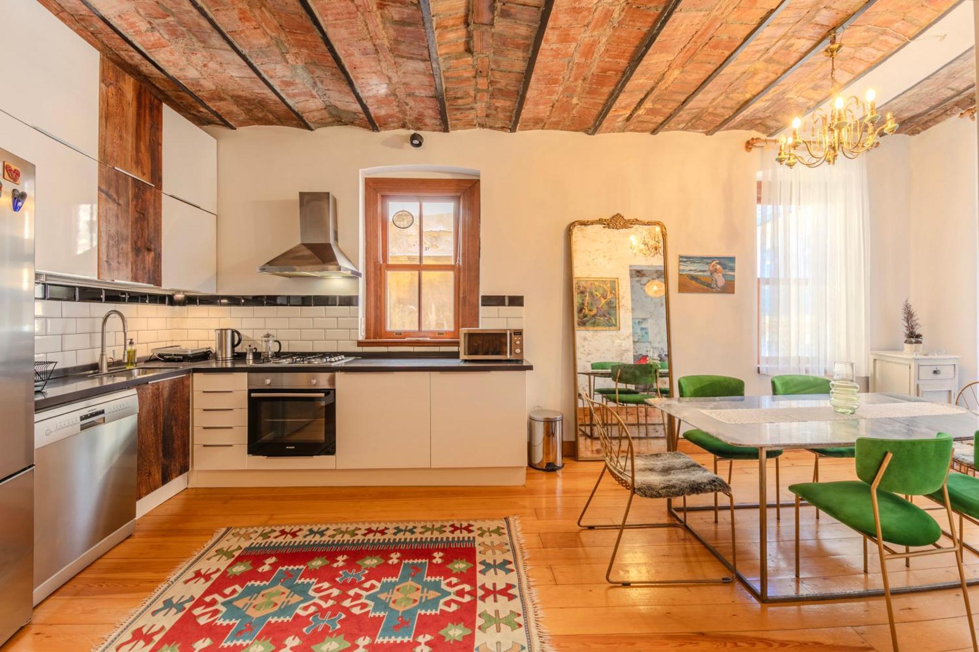 Historic Spacious Galata Apartment *
