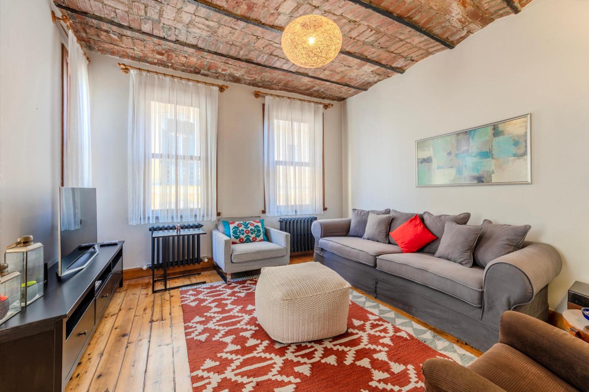 Historic Spacious Galata Apartment *