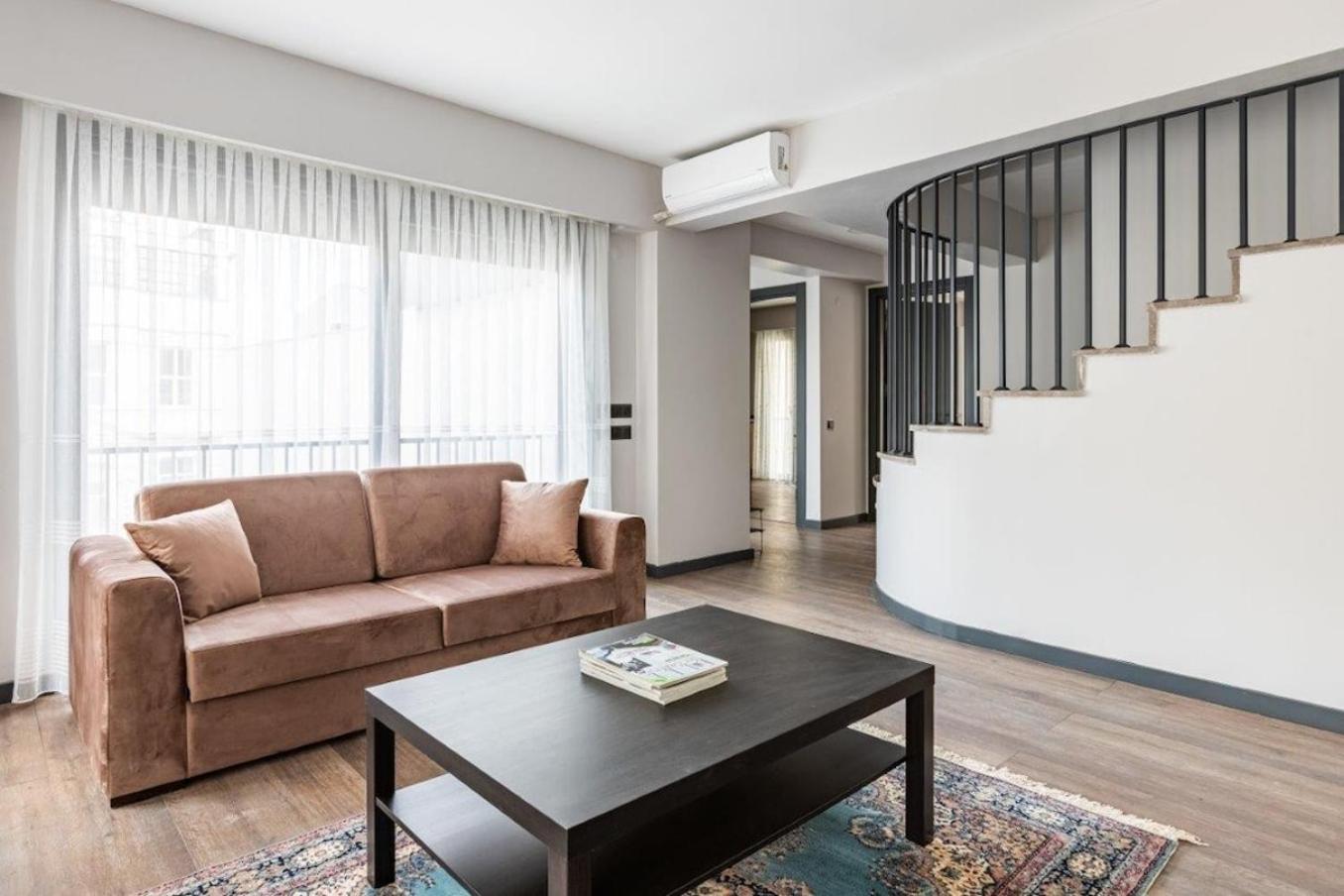 Duplex Penthouse Wparking 3bd2bath Views! #340 *