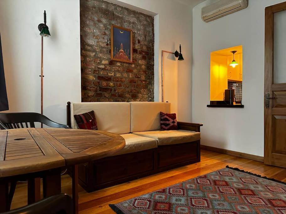 2br, 2ba, Ground Flr Of Historical Building, Galata Apartment