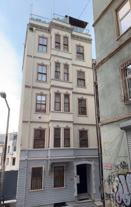 Apartment 2br, 2ba, Ground Flr Of Historical Building, Galata