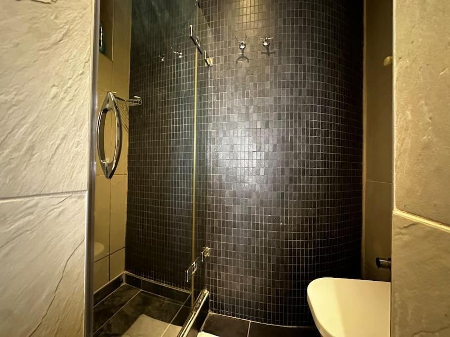 Apartment 2br, 2ba, Ground Flr Of Historical Building, Galata *
