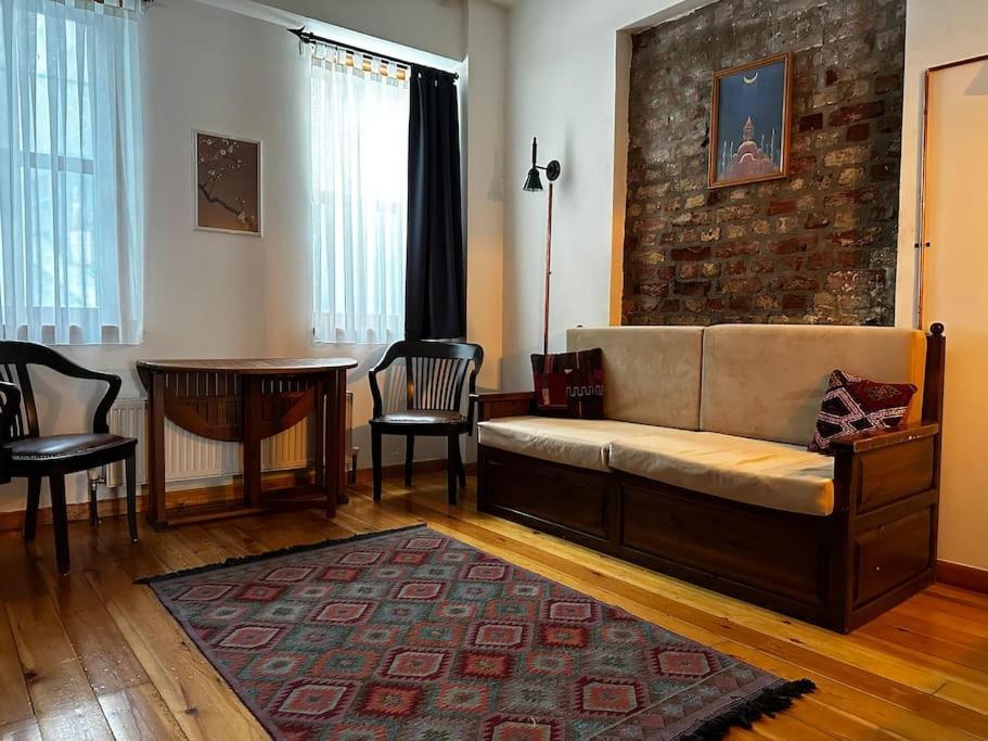 2br, 2ba, Ground Flr Of Historical Building, Galata Apartment