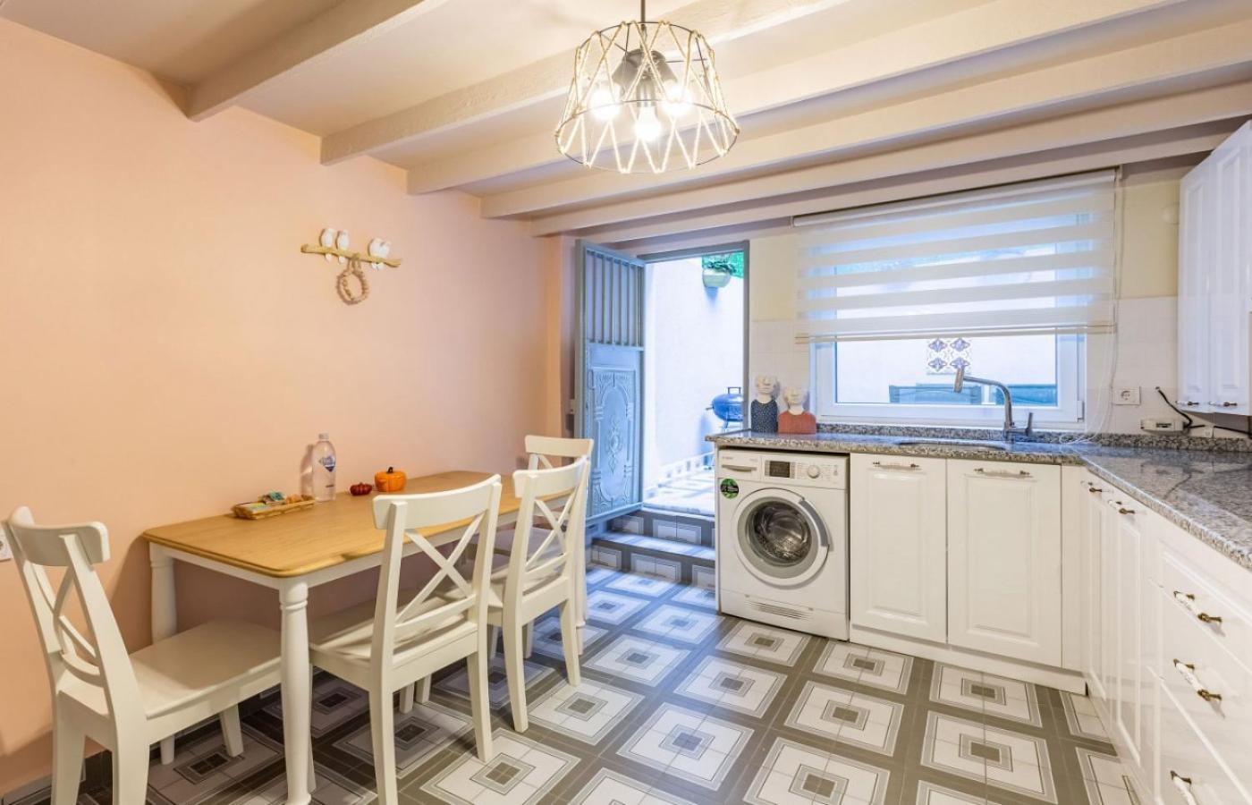 Gorgeous House With Refreshing Garden In Besiktas Apartment