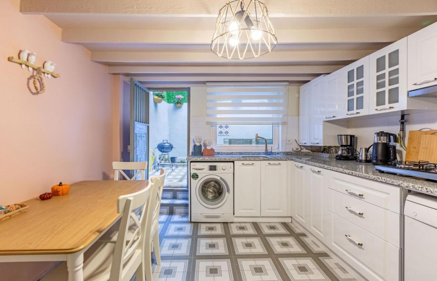 Gorgeous House With Refreshing Garden In Besiktas Istanbul