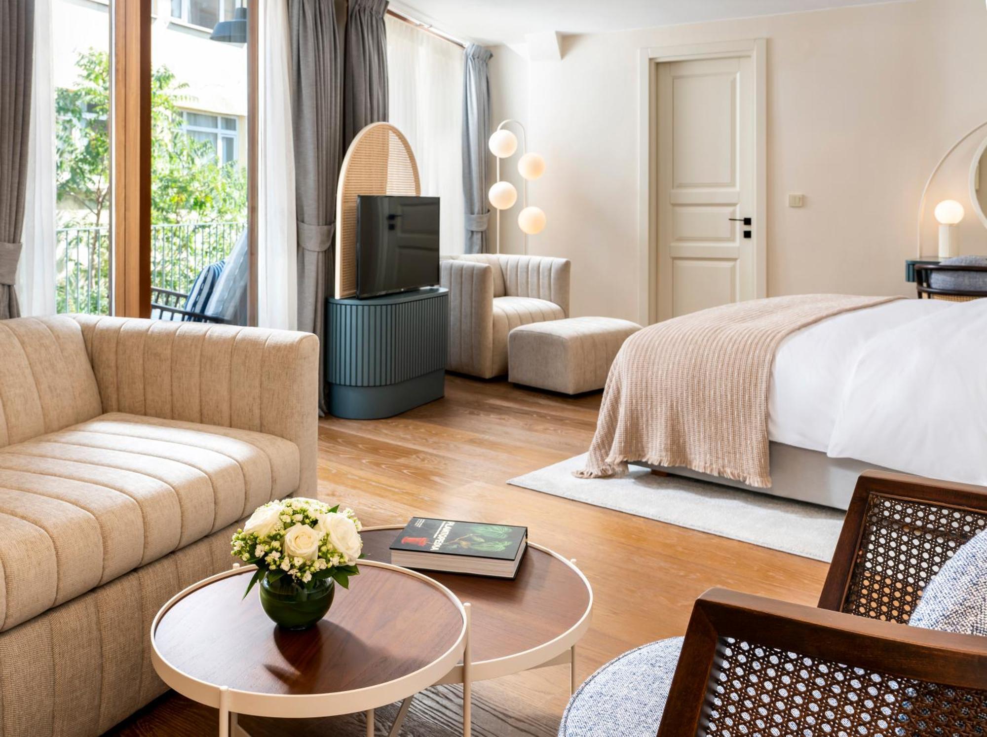 Ecole St. Pierre Hotel 4*