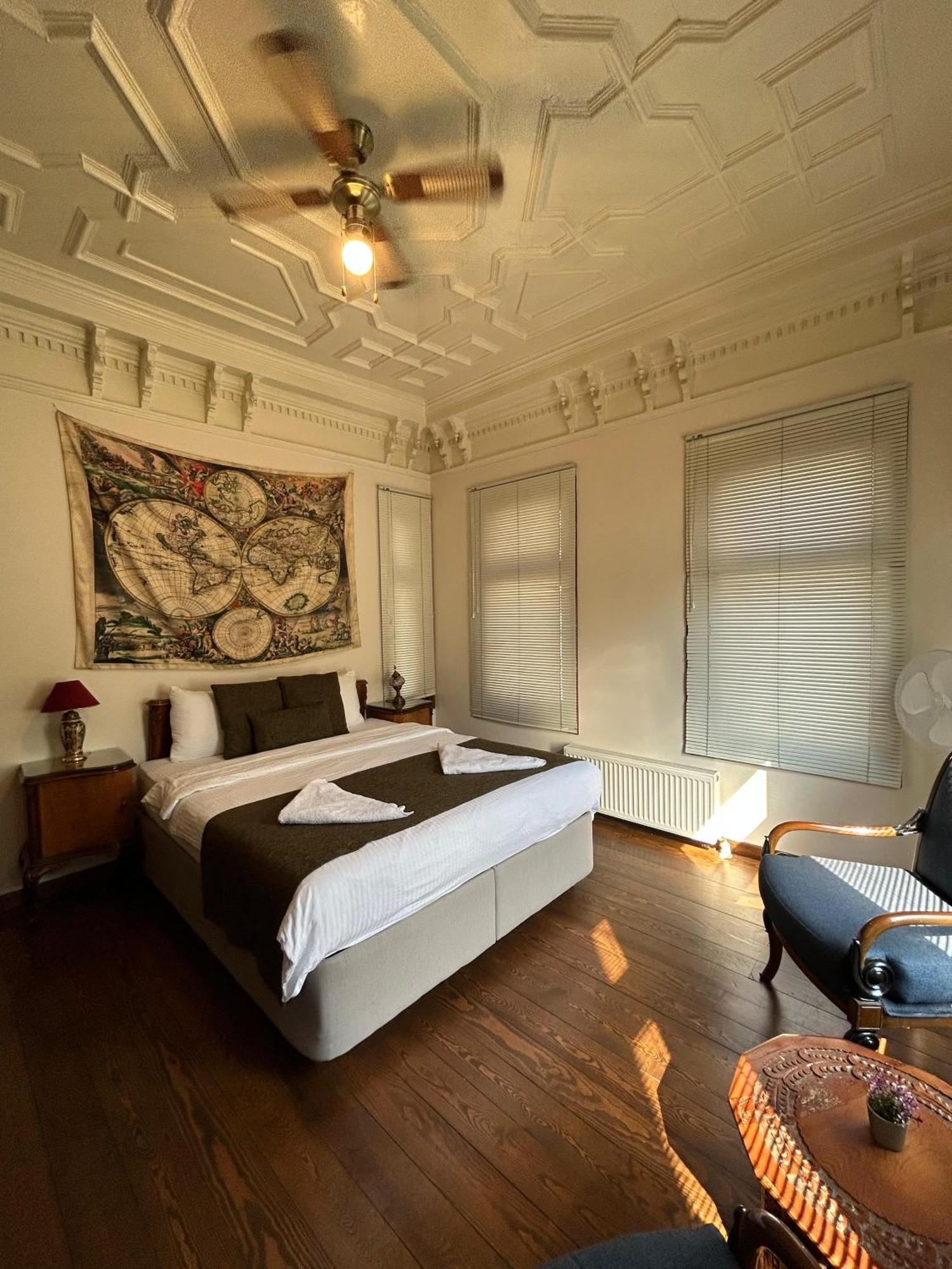 Historical Greco-Ottoman Pavilion Near Tram In Fatih Apartment