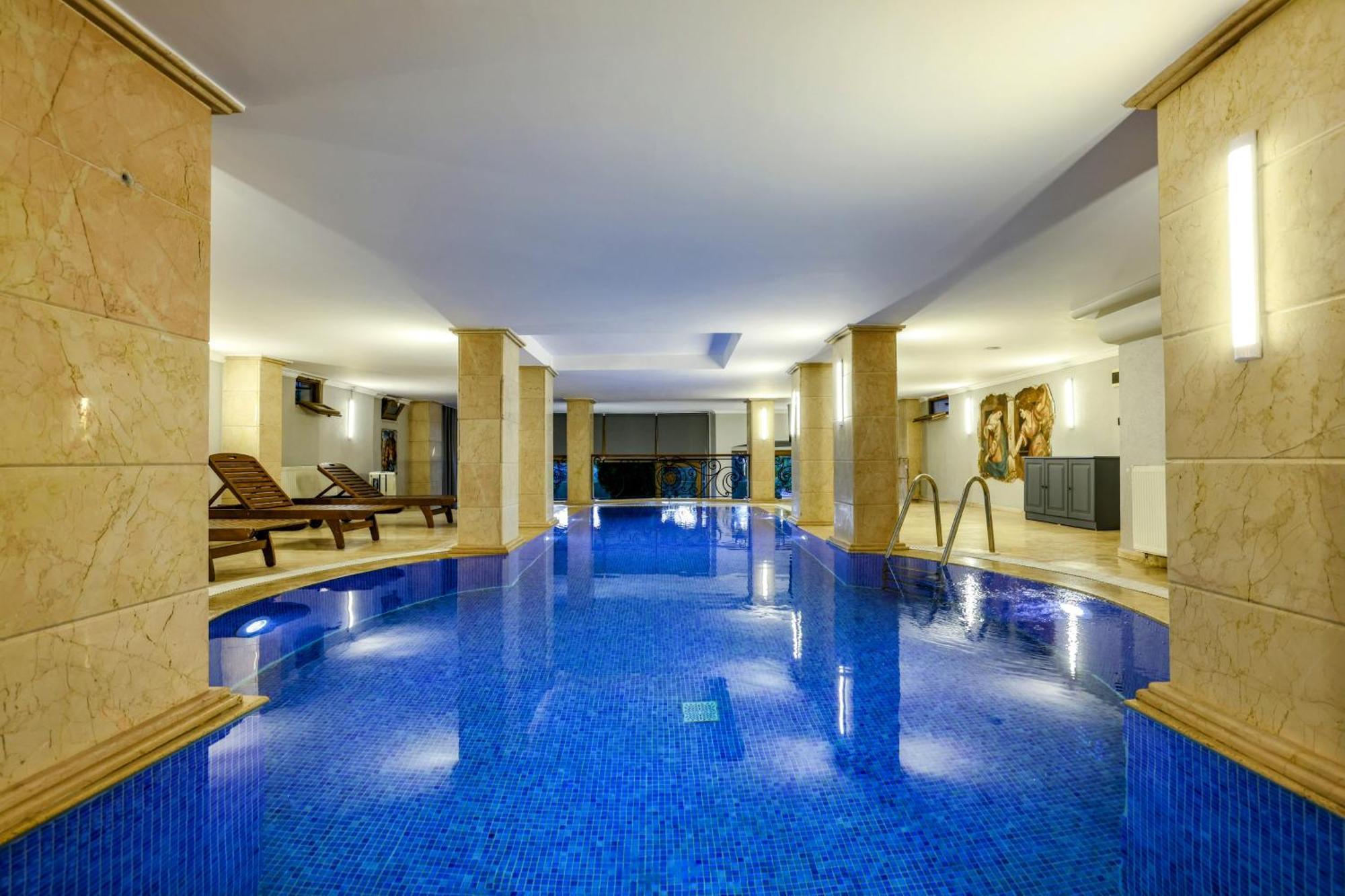 Isitmali Havuzlu Lueks Villa