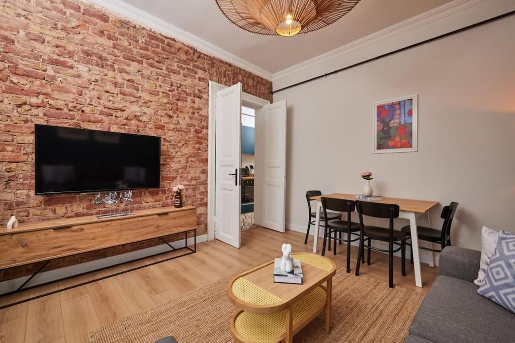 Apartment Charming 3br 2bath Ac In Center - Santur D8 *