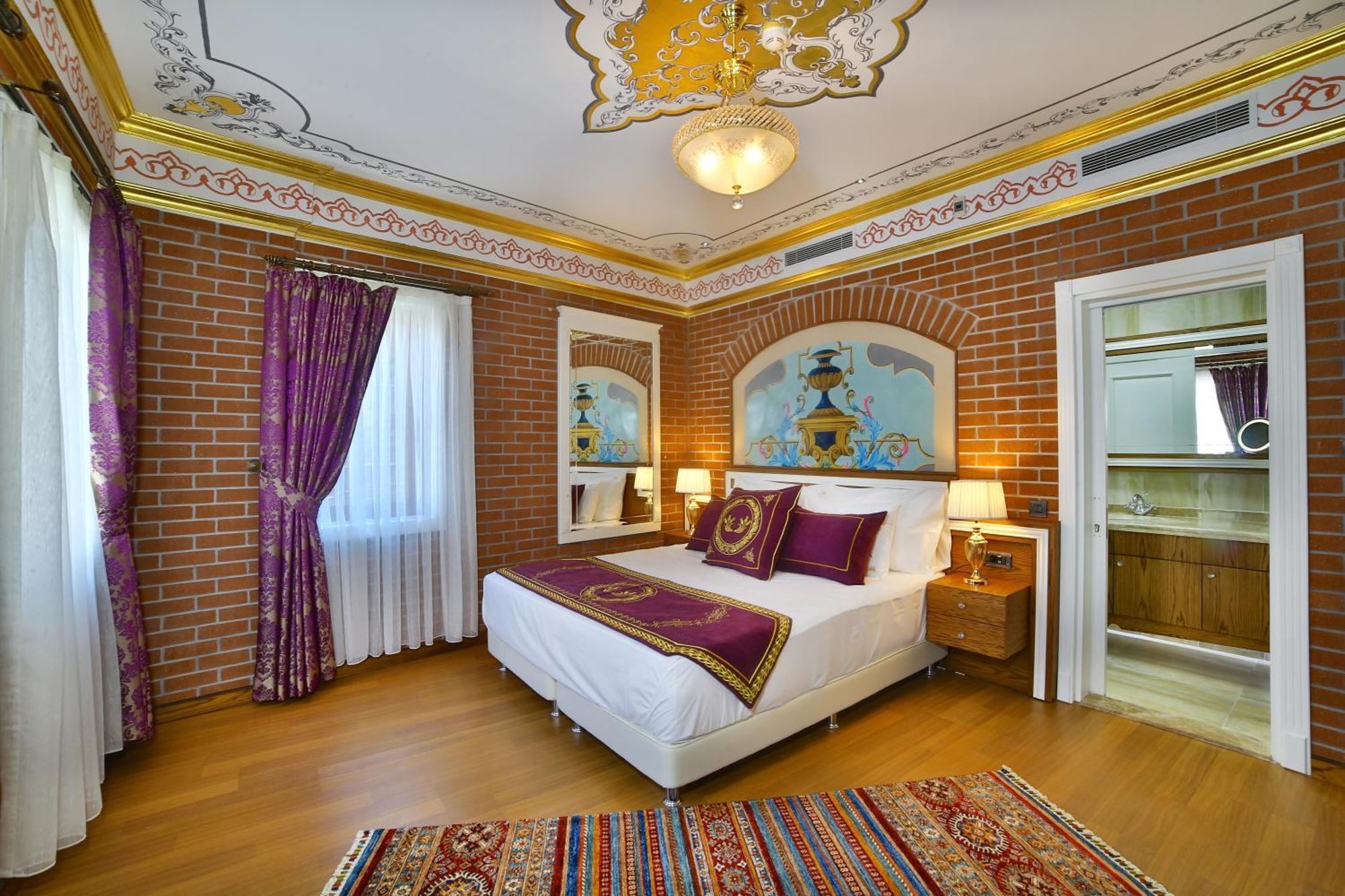 Seven Hills Palace & 4*