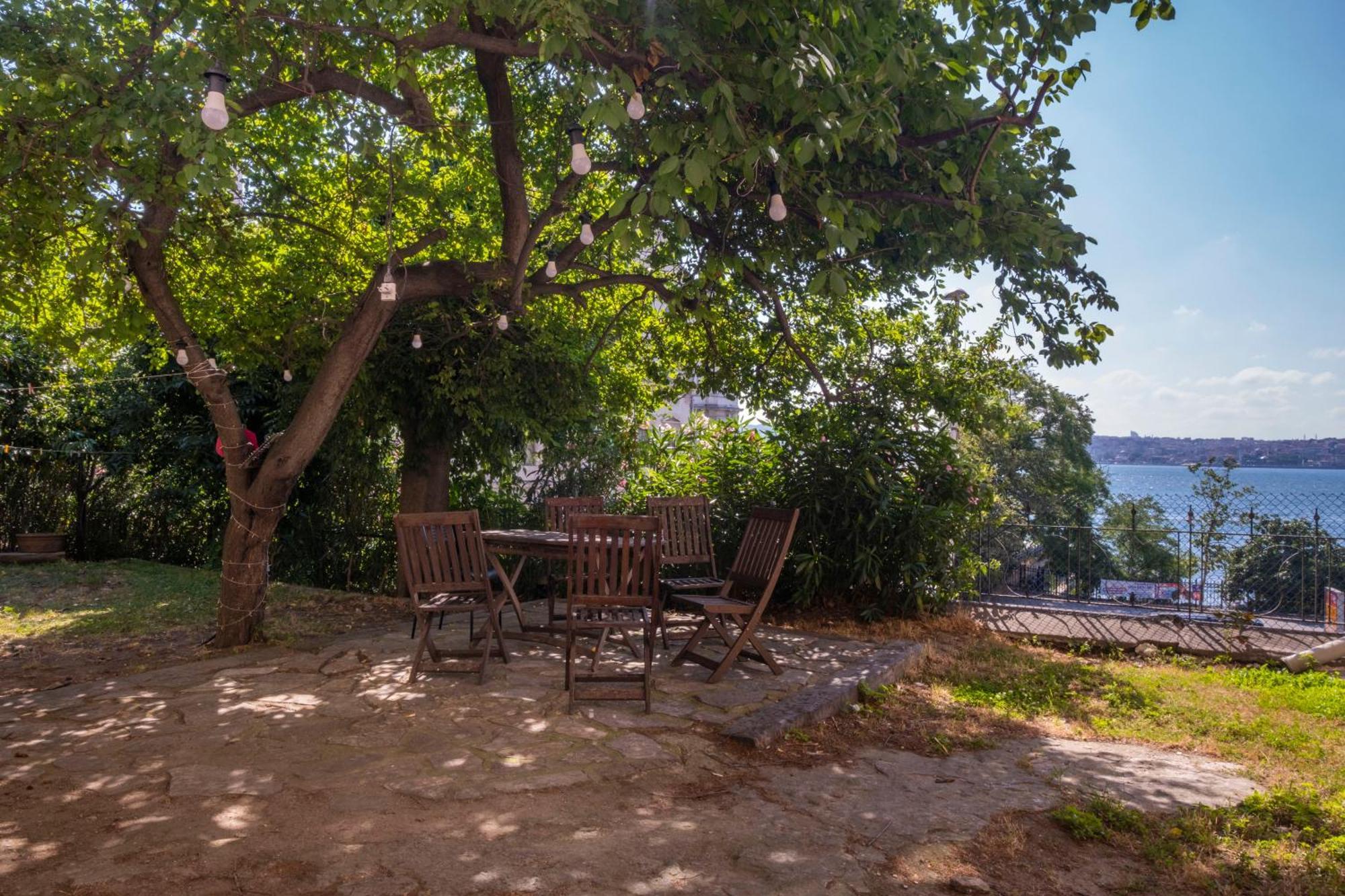 Contemporary Waterfront With A Stunning View Istanbul