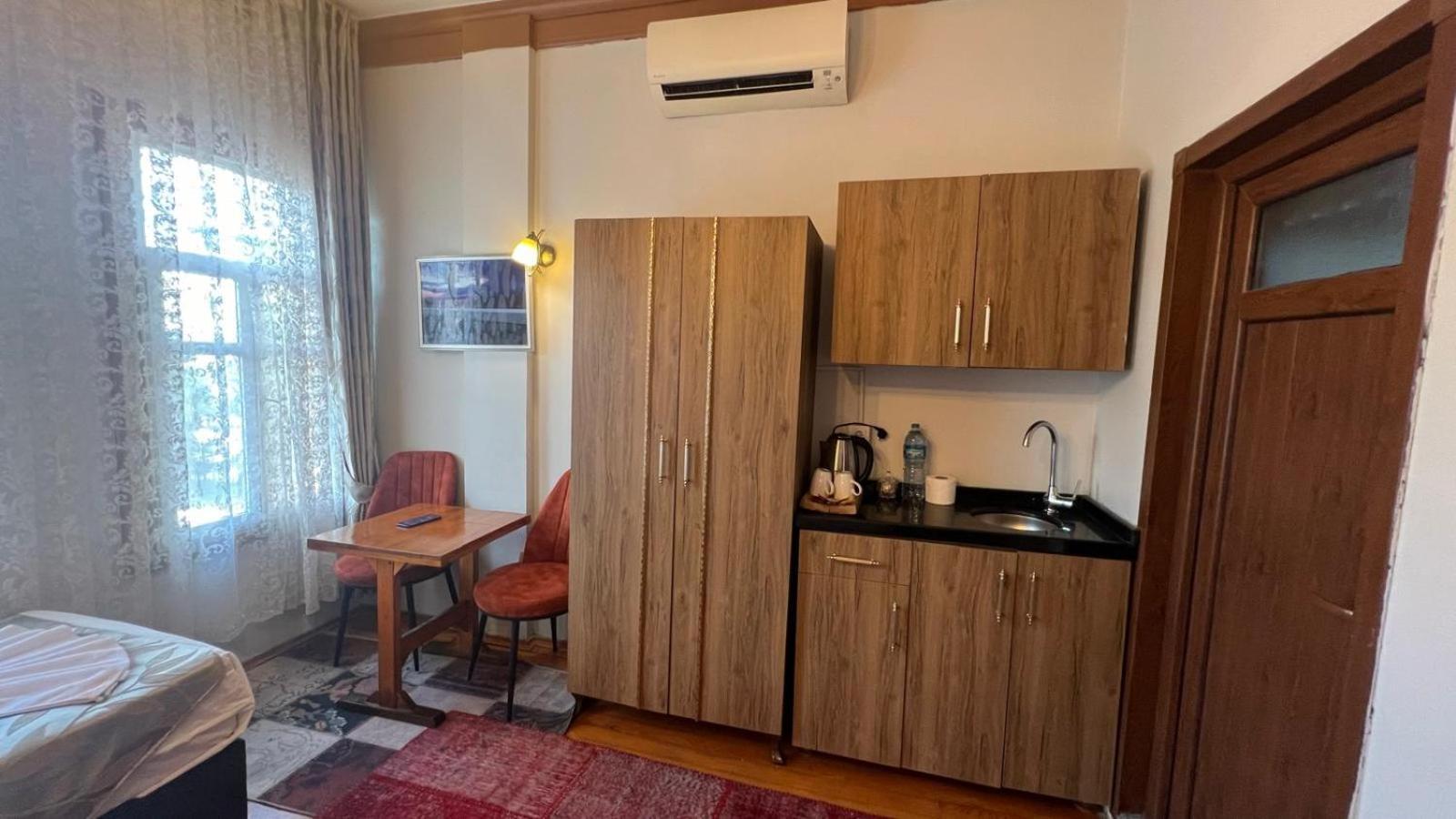 Hotel April