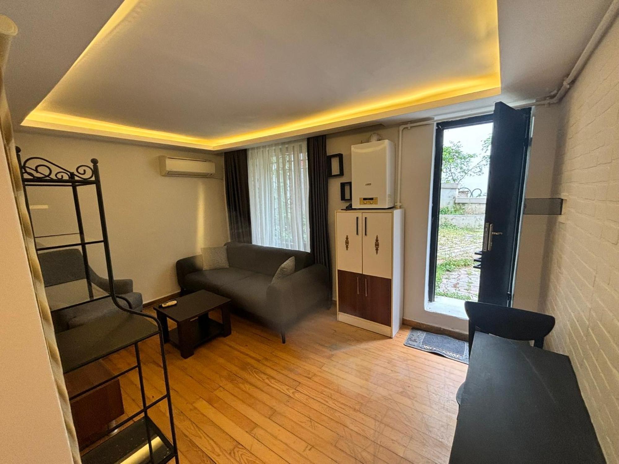 Cozy Garden-level Near Taksim Apartment *