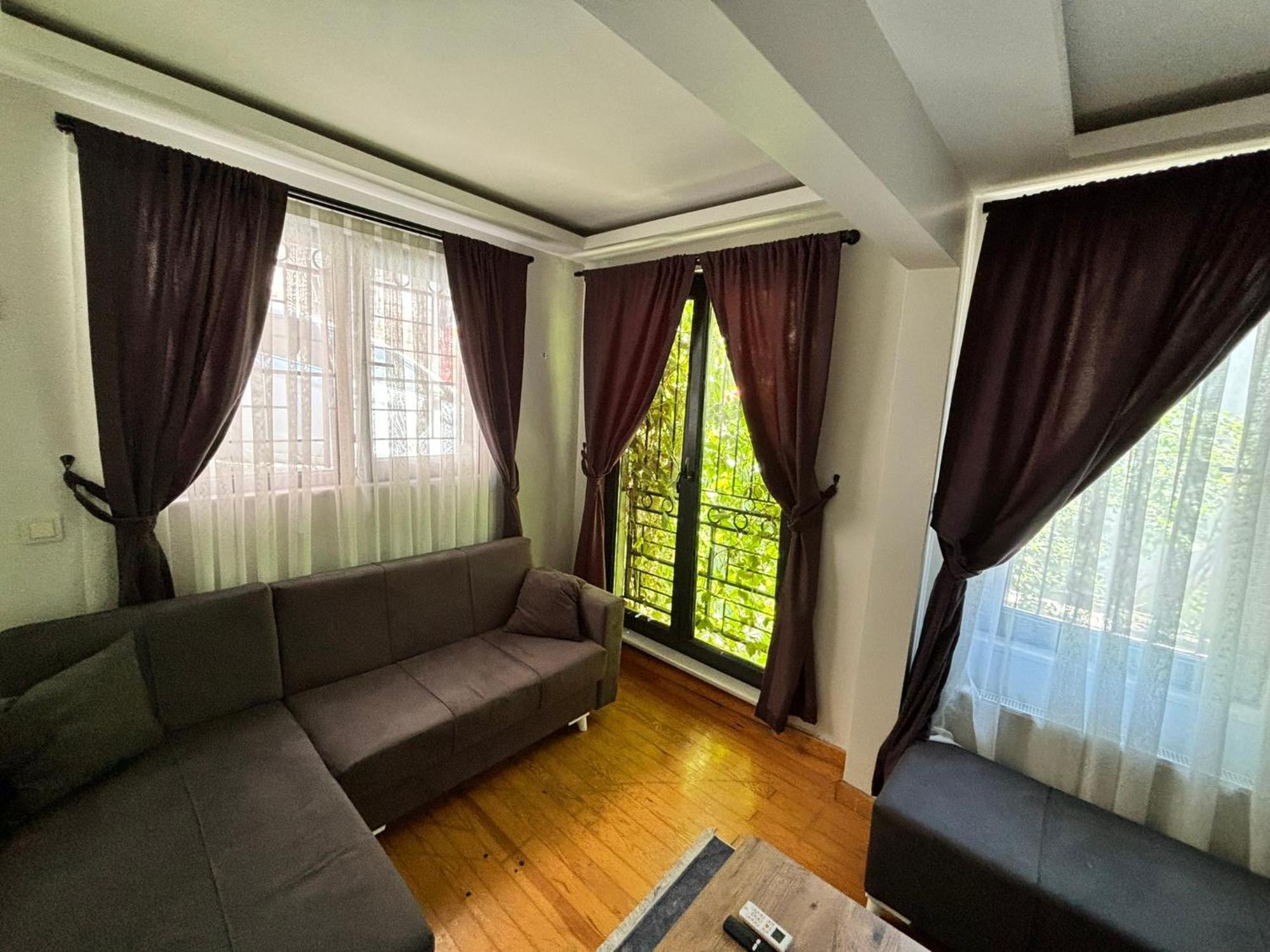 Charming Semi-basement Steps From Taksim Square No 1