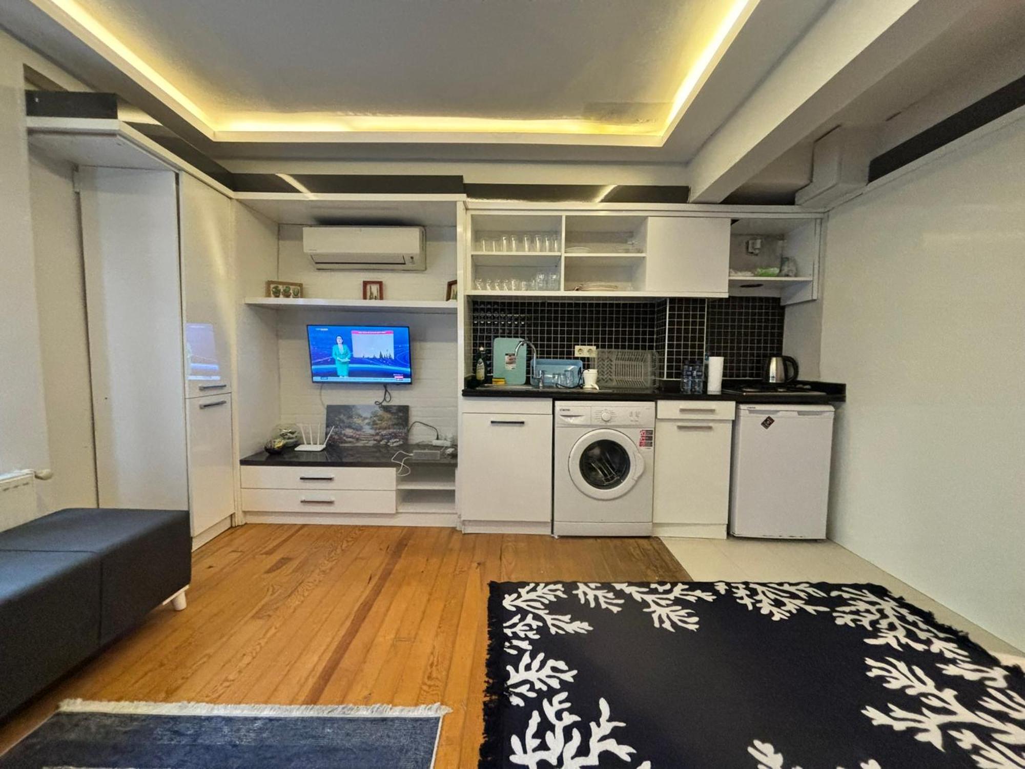 Charming Semi-basement Steps From Taksim Square No 1 Apartment *