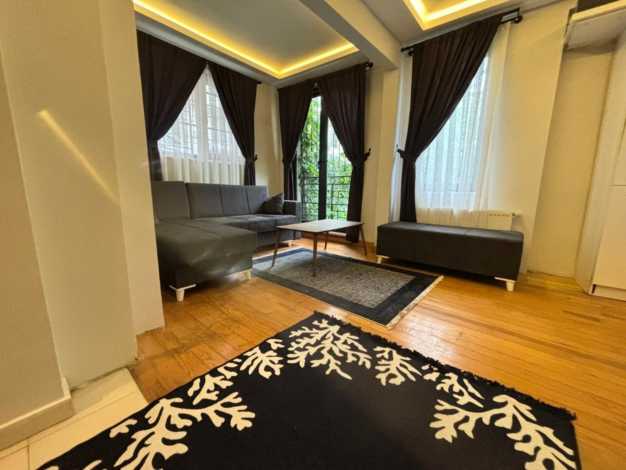 Charming Semi-basement Steps From Taksim Square No 1 Apartment *