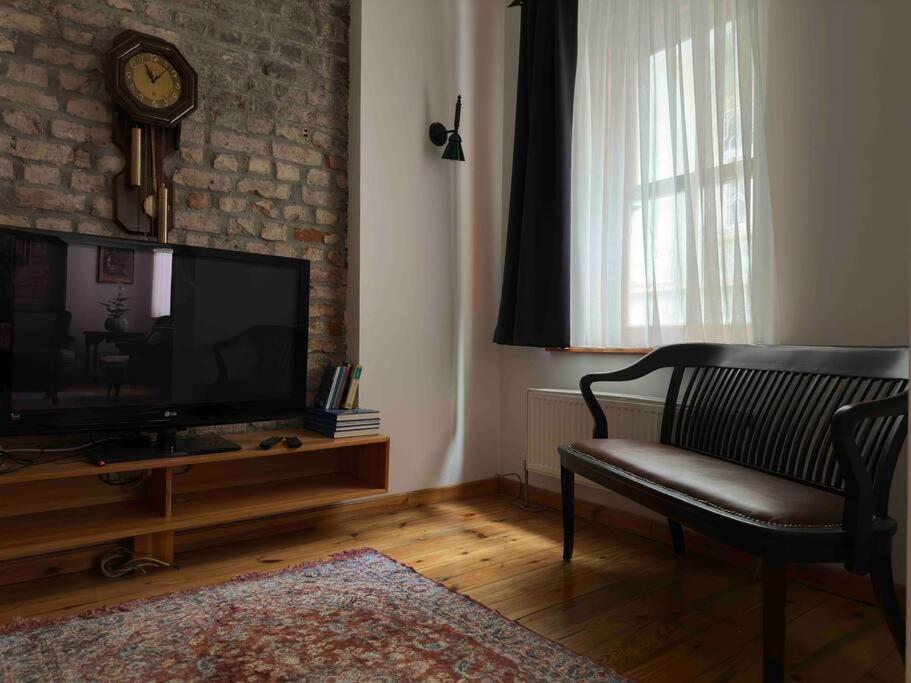 2br, 2ba, 1st Floor Of Historical Building ,galata Apartment Istanbul