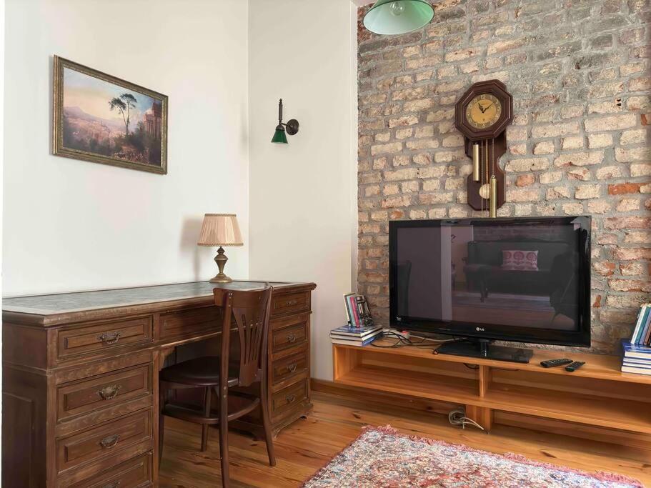 Apartment 2br, 2ba, 1st Floor Of Historical Building ,galata