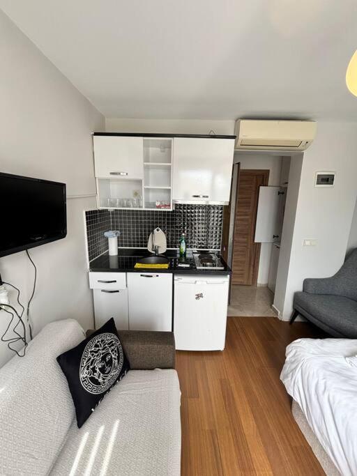 Sunny Terrace Retreat Near Taksim Square Apartment *