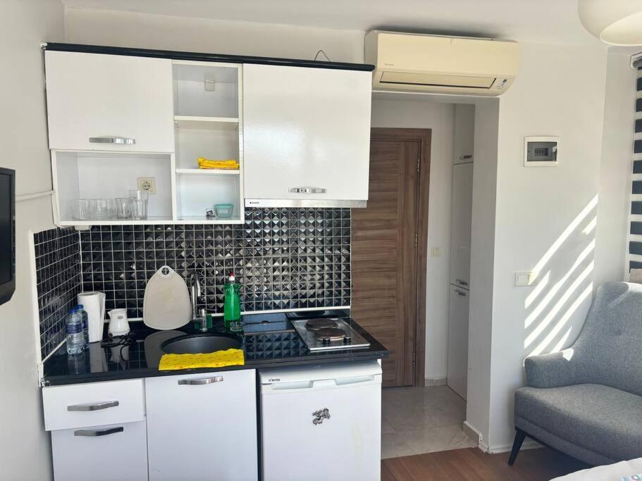 Sunny Terrace Retreat Near Taksim Square Apartment *
