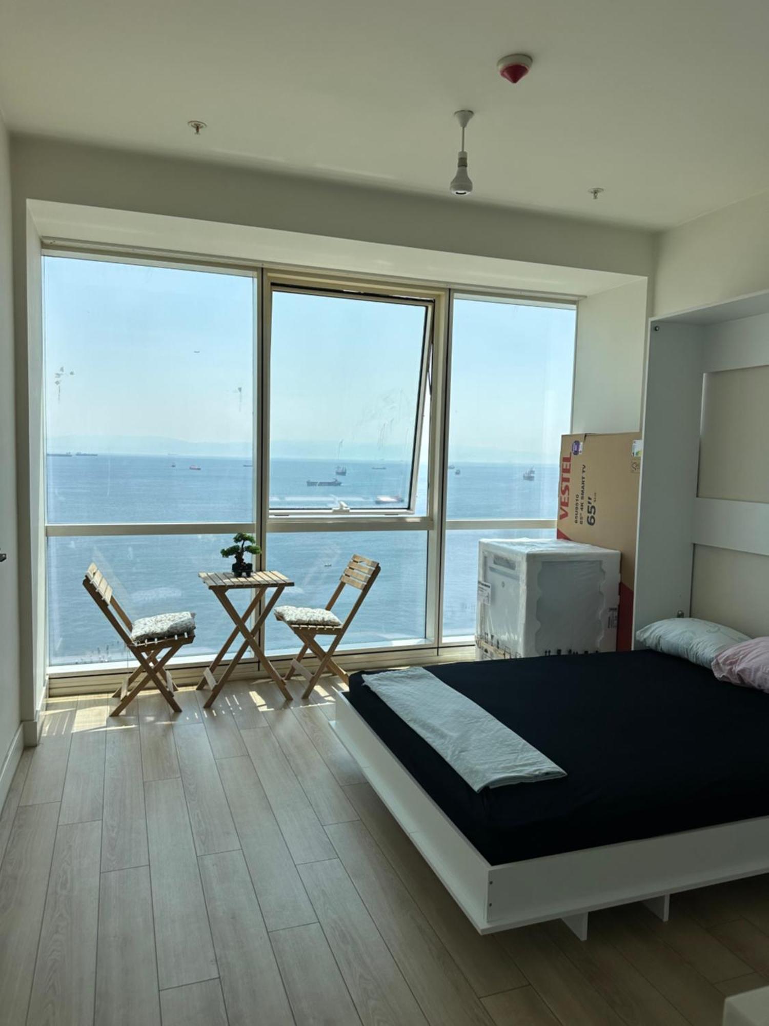 Deniz Kenarinda Muethis Deniz Manzarali Rezisans * Istanbul