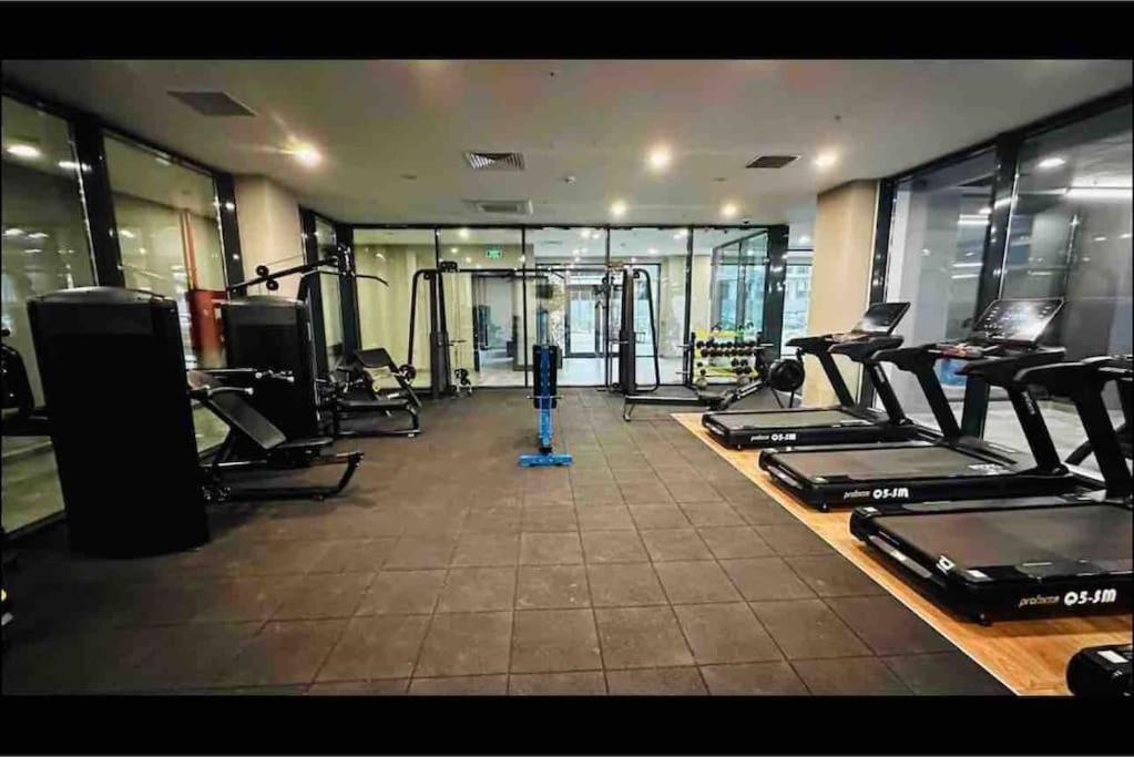 Apartment 33 Floor Cozy 2 Bedroom With Balcony Gym Pool *