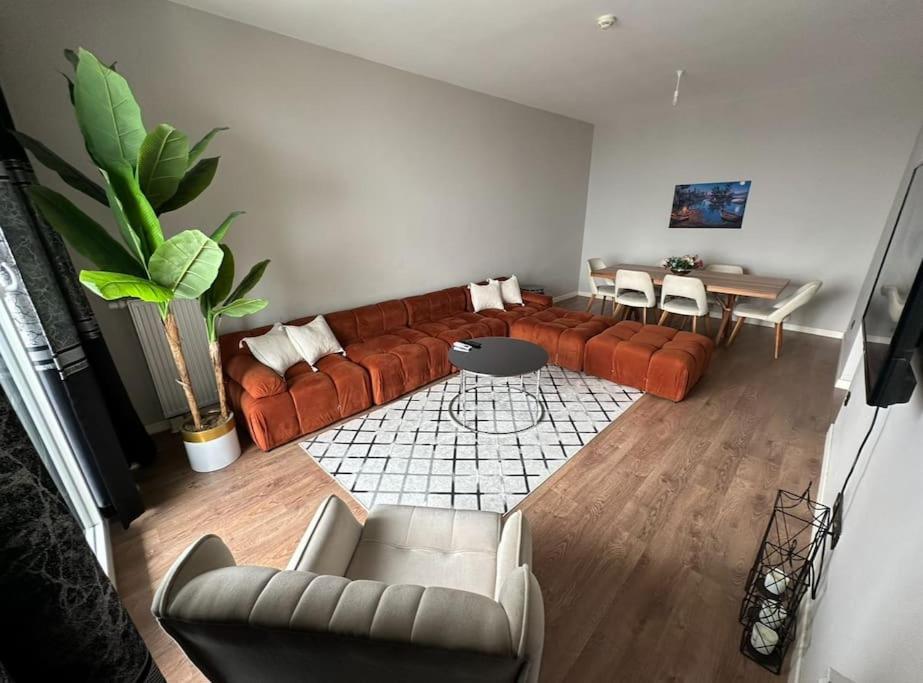 33 Floor Cozy 2 Bedroom With Balcony Gym Pool Apartment *