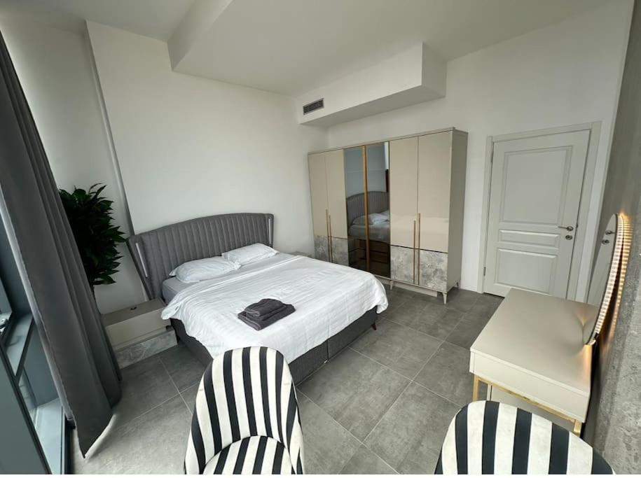 Elegant 2 Bedroom Sinpas Queen Gym Pools Apartment *
