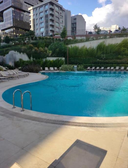 Elegant 2 Bedroom Sinpas Queen Gym Pools Istanbul