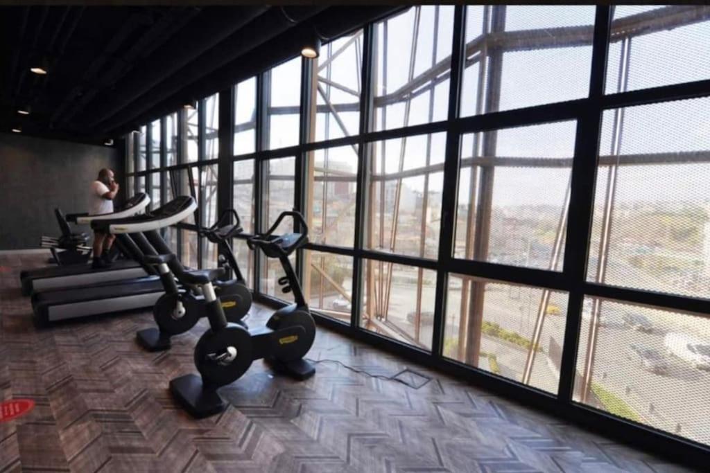 Elegant 2 Bedroom Sinpas Queen Gym Pools Apartment *