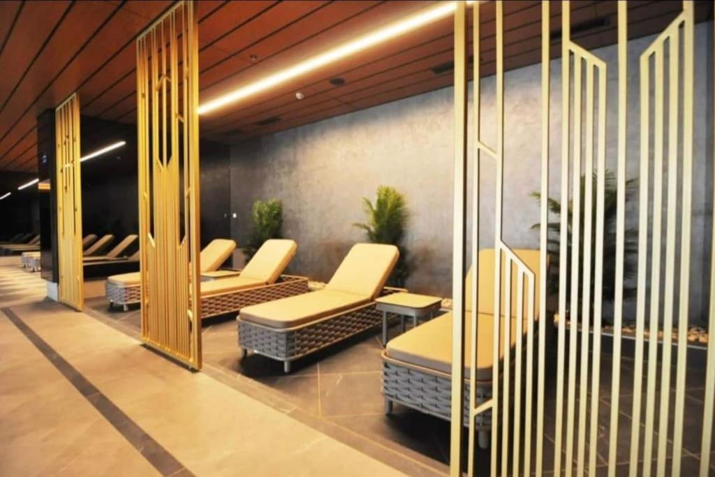 Elegant 2 Bedroom Sinpas Queen Gym Pools Apartment *