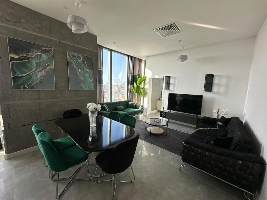 Elegant 2 Bedroom Sinpas Queen Gym Pools Apartment